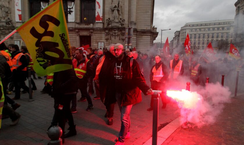 L’autostoppeur le contraint à retirer de l’argent au distributeur